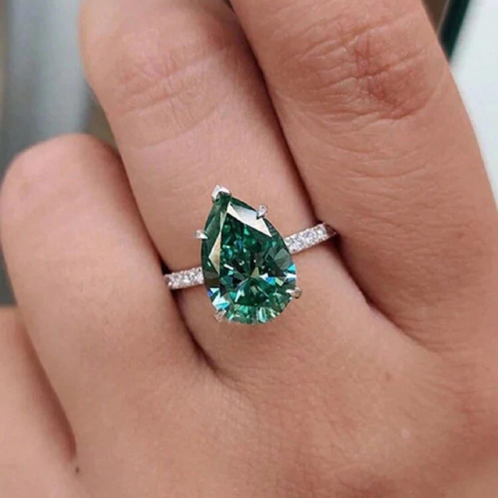Elegant Silver and Green Gemstone Ring size 7 - Picture 4 of 5